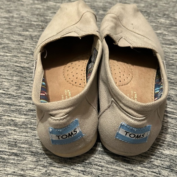 Toms Light Grey Slip Ons Size 6.5 Ladies - Picture 2 of 5